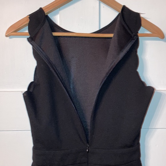 Black Romper Scalloped Edge Sleeveless Shorts Jumpsuit Semi Formal Size Small - Picture 5 of 8